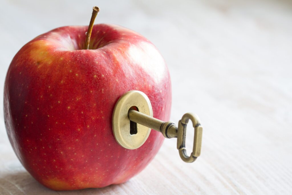 Appel met sleutelgat en sleutel er in: appel als sleutel naar gezondheid en gezond eten.